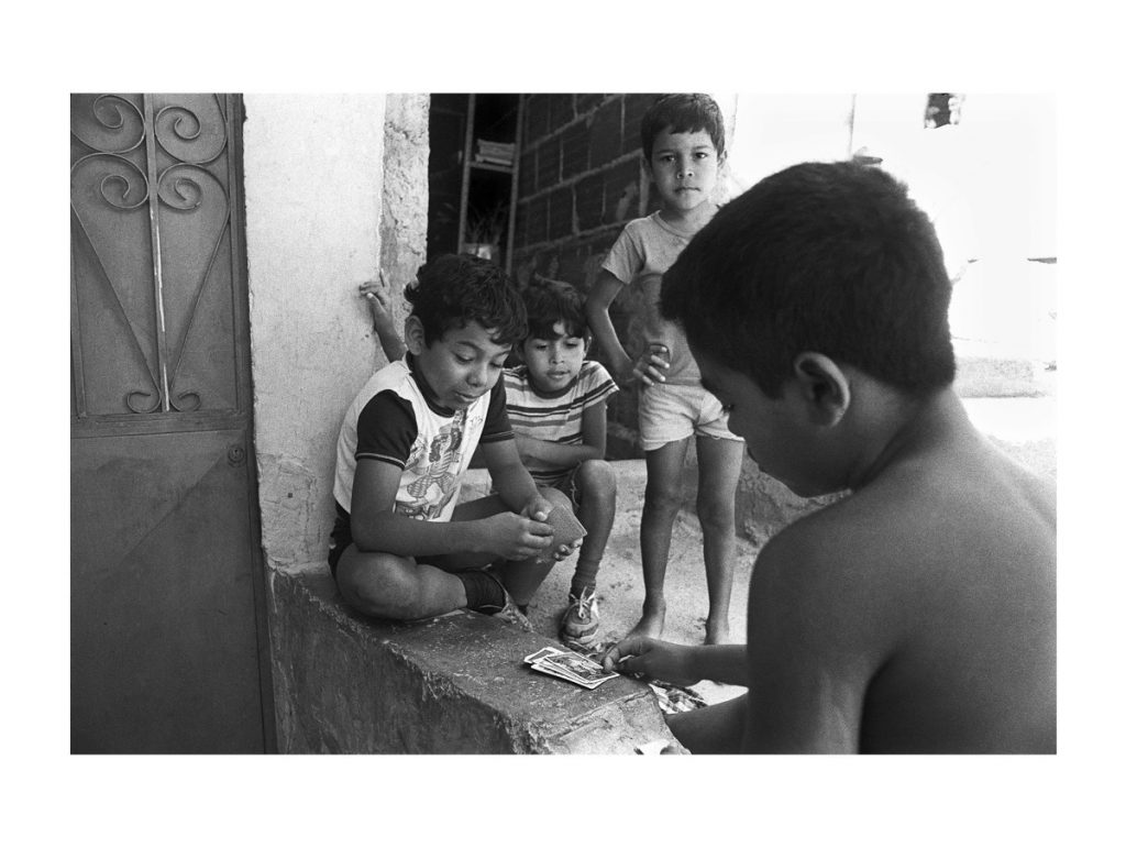 Carlos Germán Rojas. De la Serie: “Imágenes de La Ceibita”. Jugando cartas. Caracas, 1982