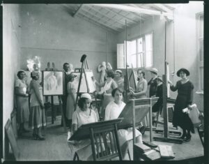 Alumnas y profesor en clase de dibujo.