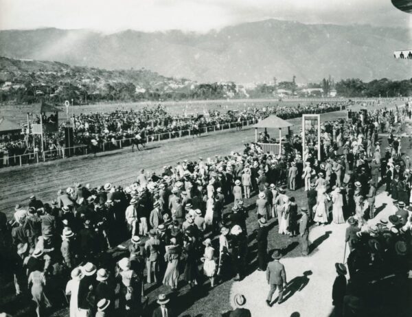 Tarde de carreras en el Hipódromo del Paraíso.