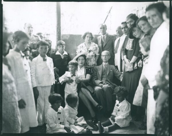 General Eleazar López Contreras y su esposa, María Teresa Nuñez de López, durante visita a un centro educativo.