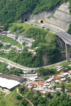 Autopista a Oriente. Viaducto y Túneles