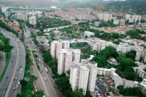 El Valle-Coche, Autopista y Avenida