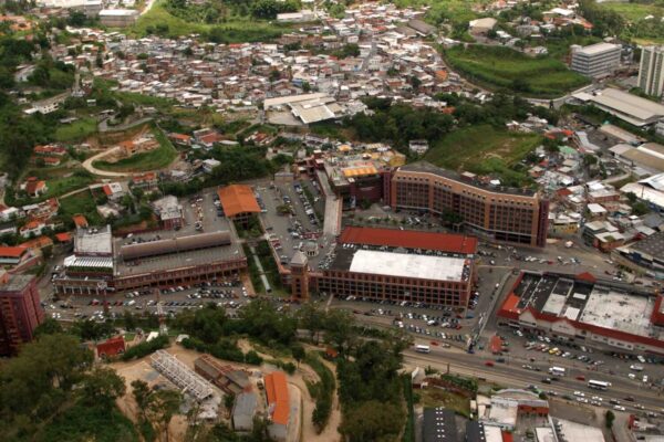 Carretera Panamericana, Centro Comercial La Cascada, Carrizal