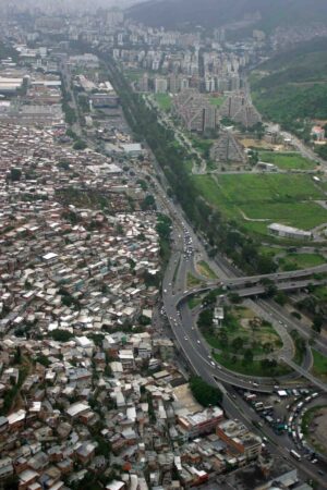 Autopista Francisco Fajardo, Distribuidor UCAB, Urbanización Juan Pablo II