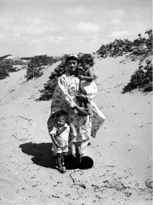 Sin título [Madre wayuu con sus niños]