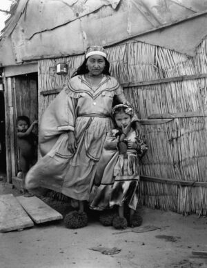 Sin título [Madre wayuu con niños]