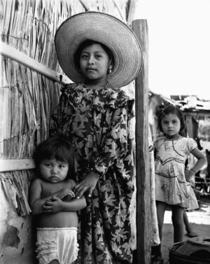 Sin título [Niñas en Península de La Guajira]