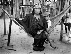 "Siesta" [Mujer wayuu con niño en hamaca]