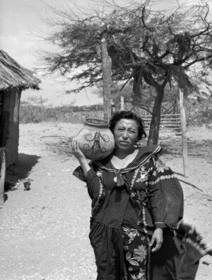 Tula [Mujer wayuu con vasija con agua]