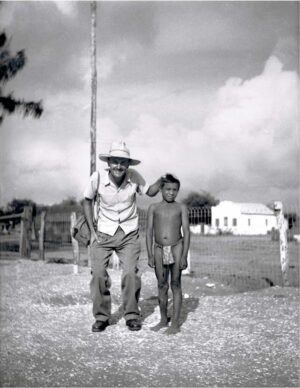 Sin título [Hellmuth Straka con niño wayuu del Centro Misional Sagrado Corazón de Jesús Guarero de los Capuchinos]