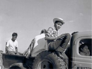 Sin título [Retrato hombres en camión. Encuentro con el  hombre blanco. Centro Piloto Yaguasirú]