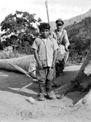 Sin título [Guardia yucpa sentado con lanzas e indígena pigmoide]