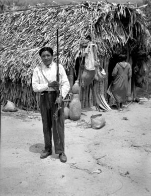 Sin título [Retrato de hombre yucpa con escopeta. Río Negro, Río Tucucu]