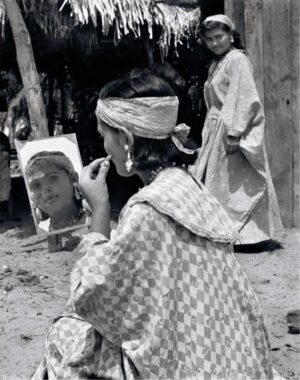 "Maquillándose, espejito, espejito, quien es la mas bella de La Guajira"