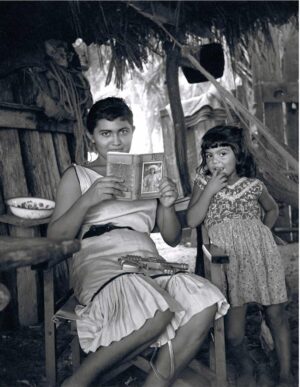 Sin título [Nerita con un álbum y niña wayuu]