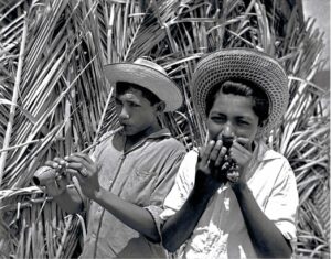 Sin título [Jóvenes wayuu con instrumentos musicales]