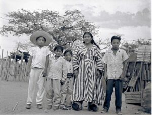 Sin título [Retrato de mujer wayuu con niños]
