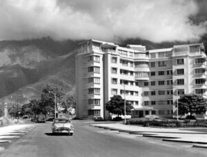 Avenida San Juan Bosco, Plaza Altamira. Edificio Altamira