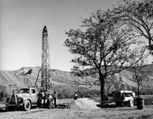 Sin título [Trabajadores junto a un camión del MAC (Dirección de Ganadería)]