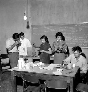 Miguel Arroyo [El artista, diseñador, museógrafo y docente Miguel Arroyo dando clases,  entre los alumnos se encuentra Alejandro Otero]