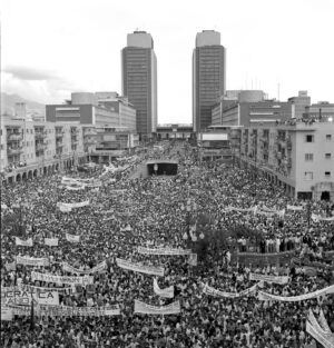Mitin en respaldo al gobierno democrático de Rómulo Betancourt