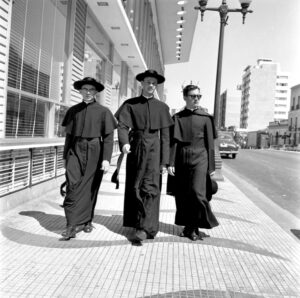 Sacerdotes [Sacerdotes por las calles de Caracas]