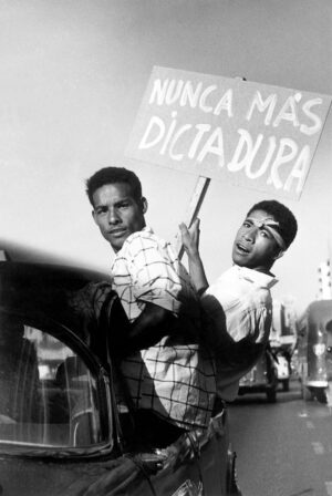Sin título [Jóvenes sostienen una pancarta relativa a la caída de la dictadura de Marcos Pérez Jiménez, durante las manifestaciones de enero de 1958]