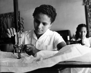 Sin título [Clases de corte y costura en la Escuela de Artes y Oficios de mujeres]