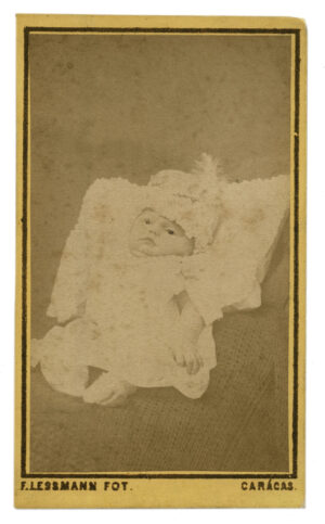 Sin título [Retrato post mortem de bebé recostado en un cojín]