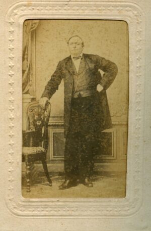 Sin título [Retrato en plano general de caballero no identificado]