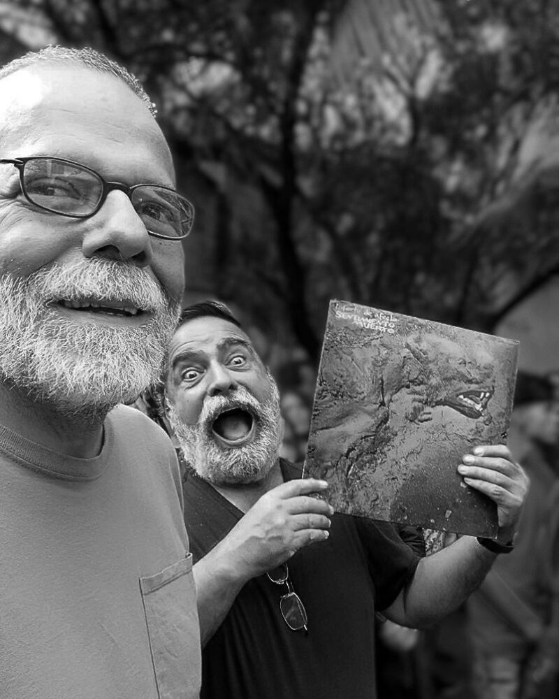 Momento en el que Nelson Garrido, revisando una caja de discos de vinil en compañía de Hugo Pireto, encuentra un ejemplar del último disco grabado en estudio de la agrupación venezolana Sentimiento Muerto, cuya portada es una fotografía suya: Rintintin después del ataque comanche. Esto ocurrió durante un tributo al punk venezolano, evento producido por Provea y RedesAyuda, en el año 2019.
Fotosecuencia de Inger Pedreáñez