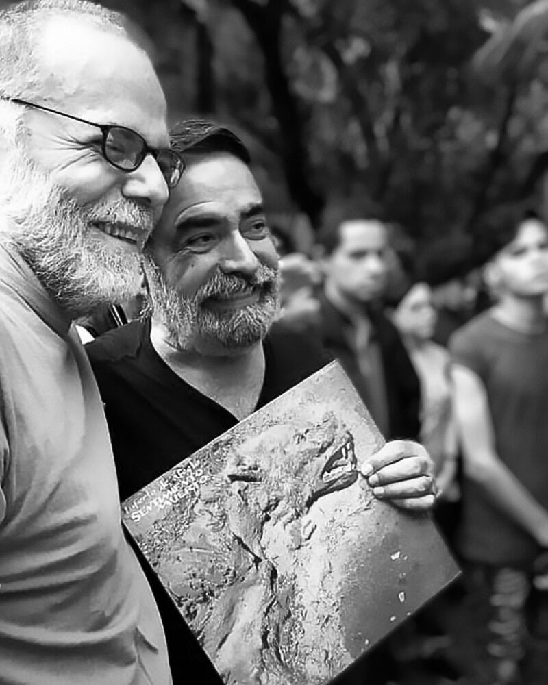 Momento en el que Nelson Garrido, revisando una caja de discos de vinil en compañía de Hugo Pireto, encuentra un ejemplar del último disco grabado en estudio de la agrupación venezolana Sentimiento Muerto, cuya portada es una fotografía suya: Rintintin después del ataque comanche. Esto ocurrió durante un tributo al punk venezolano, evento producido por Provea y RedesAyuda, en el año 2019.
Fotosecuencia de Inger Pedreáñez