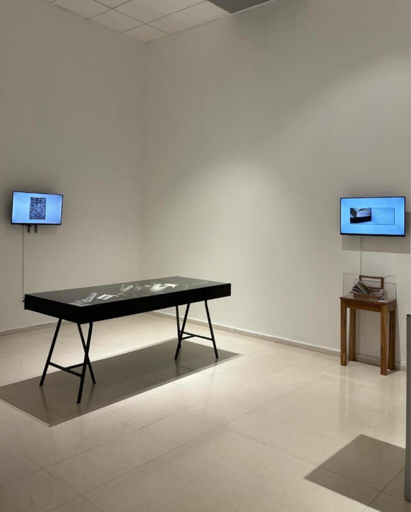 Vista de sala de la muestra "Fotolibros. Imagen, memoria y relatos" en el marco de Photoimagen 2026 en el Museo de Arte Moderno de Santo Domingo, República Dominicana: Foto cortesía © Mari Carmen Orizondo