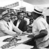 Rómulo Betancourt en un mercado popular de Maturín, junio de 1963 / Foto de autor desconocido ©ArchivoFotografíaUrbana