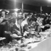Personas en un buffet, 14 de marzo de 1964: Autor desconocido ©Archivo de Fotografía Urbana