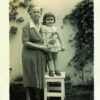 Abuela y nieta, 1947. Fotografía de álbum familiar ©Archivo Fotografía Urbana