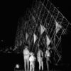 Niños frente a la escultura "Los cerritos" de Mercedes Pardo. Caracas, Venezuela, 1967: Tito Caula © Archivo Fotografía Urbana