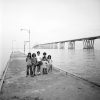 Niños junto al Puente General Rafael Urdaneta sobre el Lago de Maracaibo, circa 1970: Tito Caula © Archivo Fotografía Urbana