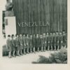 Equipo de guías turísticas frente al Pabellón de Venezuela, en la Feria Mundial de Nueva York, 1964 / Fotografía de Edward Ozern ©ArchivoFotografíaUrbana