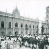 Estudiantes reunidos frente al Palacio de las Academias, circa 1930: Luis Felipe Toro. ©Archivo Fotografía Urbana