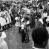 Niños disfrazados en medio de una multitud, celebrando el Carnaval, Caracas, circa 1950 : Foto de autor desconocido ©ArchivoFotografíaUrbana